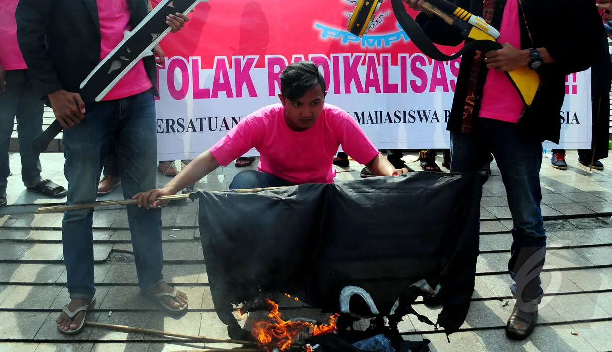 Sejumlah mahasiswa melakukan aksi menolak ISIS di Car Free Day, Bundaran HI, Jakarta, Minggu (15/3/2015). Mereka melakukan aksi teaterikal sebagai bentuk sindiran terhadap kekejaman ISIS. (Liputan6.com/Yoppy Renato) 