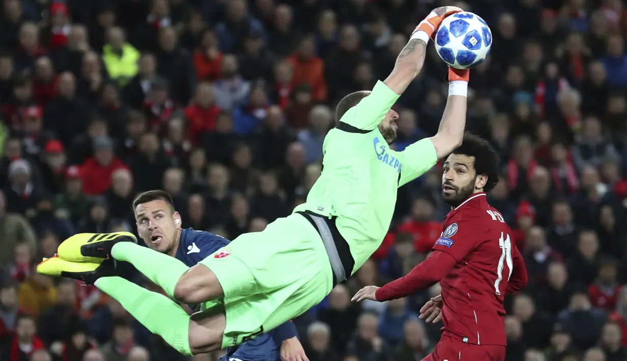 Kiper Crvena Zvezda,  Milan Borjan, menangkap bola saat melawan Liverpool pada laga Liga Champions, di Stadion Anfield, Rabu (24/10/2018). Liverpool menang 4-0 atas Crvena Zvezda. (AP/Jon Super)