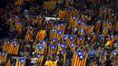 Bendera Estelada milik separatis Catalonia berkibar pada laga Liga Champions antara Barcelona melawan Bate Borisov di Stadion Camp Nou, Spanyol, Rabu (4/11/2015). (Reuters/Albert Gea)