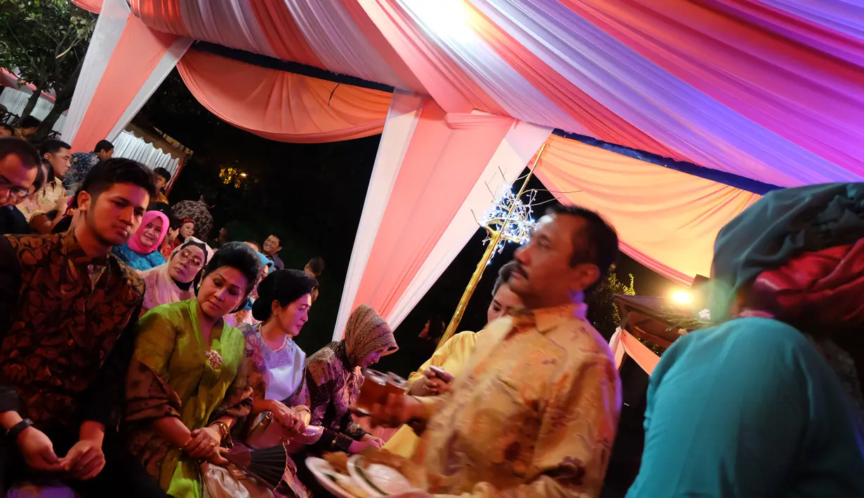 Para tamu undangan sedang mengantri untuk mencicipi hidangan yang disediakan. (Bintang.com)