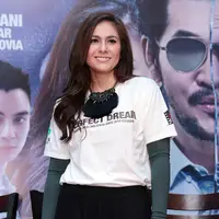 Pemeran sinetron Kehormatan itu mengaku bahwa perannya sebagai Lisa mirip dengan keluarganya. Dalam satu keluarga yang berbeda keyakinan. Bahkan ia sempat diajari oleh agama ayah dan ibunya. (Deki Prayoga/Bintang.com)