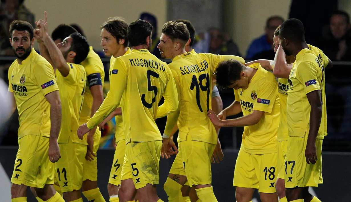 Pemain Villarreal merayakan gol yang dicetak Denis Suarez ke gawang Napoli pada laga leg pertama 32 besar Liga Europa di Stadion Camp El Madrigal, Jumat (19/2/2016) dini hari WIB. (AFP/Jose Jordan)