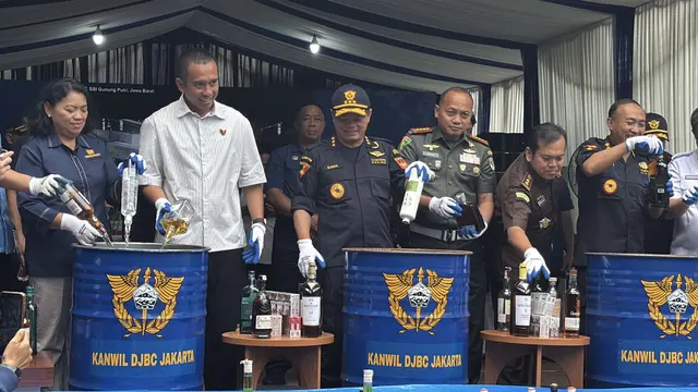 Direktorat Jenderal Bea Cukai memusnahkan Barang Hasil Penindakan Kanwil Bea Cukai Jakarta. Barang yang dimusnahkan meliputi 13,4 juta batang rokok dan botol minuman yang mengandung etil alkohol. (Foto: Liputan6.com/Tira Santia)