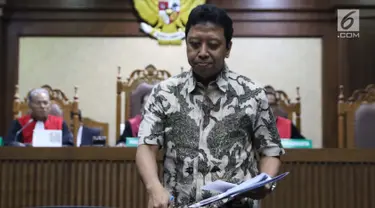 Mantan Ketua Umum PPP, M Romahurmuziy atau Romy saat menjalani sidang pembacaan dakwaan di Pengadilan Tipikor, Jakarta, Rabu (11/9/2019). M Romahurmuziy didakwa terlibat kasus suap jual-beli jabatan di lingkungan Kementerian Agama (Kemenag). (Liputan6.com/Helmi Fithriansyah)