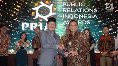 Gubernur Jabar, Ridwan Kamil memberikan penghargaan kepada perwakilan Humas Pupuk Indonesia Grup pada acara PR Indonesia Awards 2019 di Bandung, Kamis (28/3). Pupuk Indonesia Grup memperoleh 17 penghargaan sebagai keberhasilan dalam perumusan strategi komunikasi. (Liputan6.com/Pool/Pupuk Indonesia)