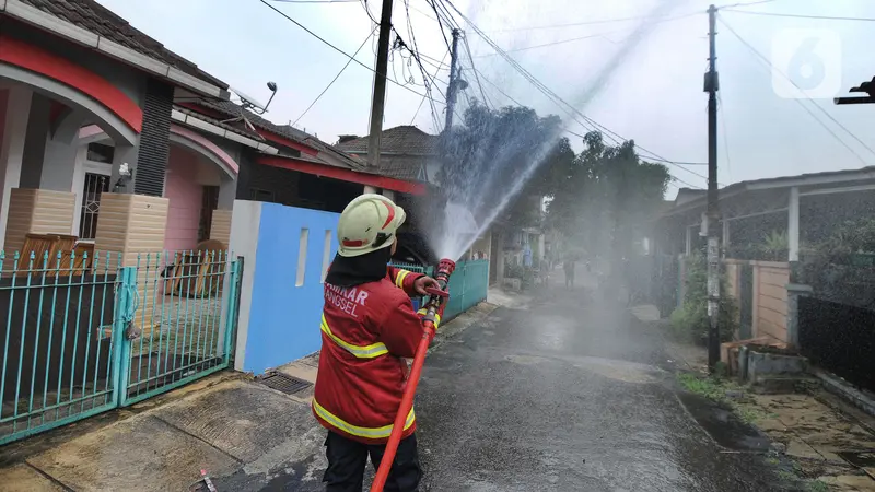 Penyemprotan Disinfektan di Zona Merah