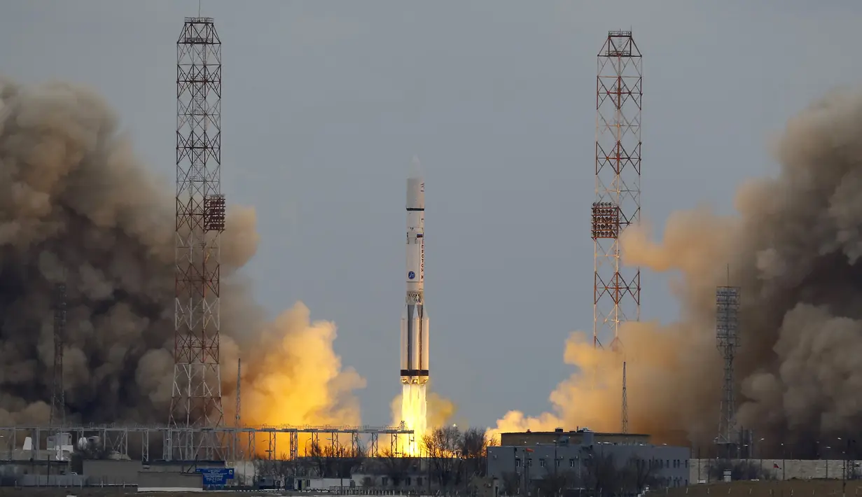 Roket Proton - M membawa pesawat luar angkasa ExoMars 2016 saat meluncur menuju planet Mars di Kazakhstan , (14/3). Program ini dipimpin oleh European Space Agency (ESA) kerjasama dengan badan antariksa nasional Rusia. (REUTERS / Shamil Zhumatov)