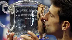 Petenis nomor satu dunia, Novak Djokovic, menjadi juara di turnamen Grand Slam AS Terbuka 2015 setelah mengalahkan Roger Federer pada partai final di lapangan Stadion Arthur Ashe, Senin (14/8/2015) pagi WIB. (Reuters/Carlo Allegri)