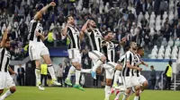 Para pemain Juventus merayakan kemenangan atas Barcelona pada leg pertama babak perempatfinal Liga Champions di di Juventus Stadium, Selasa (11/4/2017). Juventus menang 3-0. (AP/Antonio Calanni)