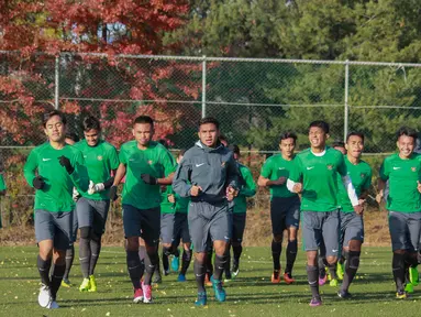Para pemain Timnas Indonesia U-19 berlari ringan saat latihan di Paju National Football Centre, Gyeonggi, Minggu (29/10/2017). Persiapan dilakukan Timnas U-19 jelang laga Kualifikasi Piala Asia 2018. (Bola.com/Media PSSI)