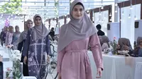 Koleksi "Kisah" di Vanilla Hijab Annual Show 2019 Menyapa Senja di Stadion Akuatik, Gelora Bung Karno, Jakarta, 2 Mei 2019. (dok. Vanilla Hijab)