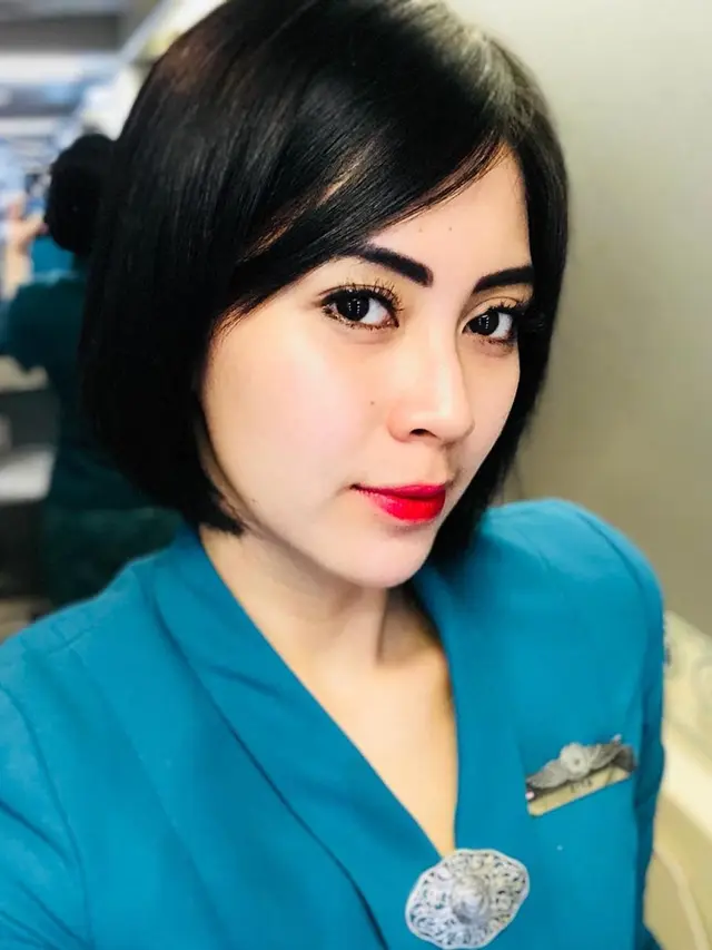 6 Pesona Arfita Dwi, Istri Yama Carlos yang Jadi Pramugari