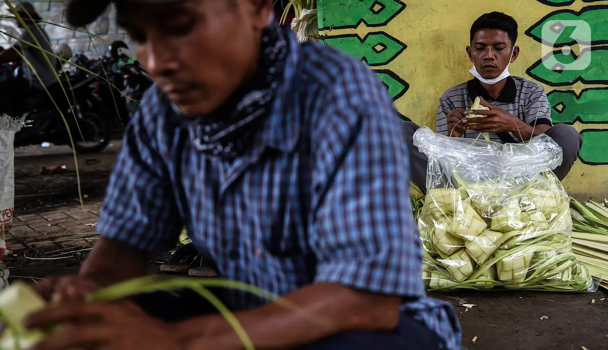 Pedagang menyelesaikan pembuatan kulit ketupat yang dijual di bawah kolong jembatan kawasan Pesanggrahan, Jakarta, Senin (10/5/2021). H-3 menjelang Hari Raya Idul Fitri 1442 H, penjualan kulit ketupat mulai marak yang dijual dengan harga Rp 8.000 per 10 buahnya. (Liputan6.com/Johan Tallo)