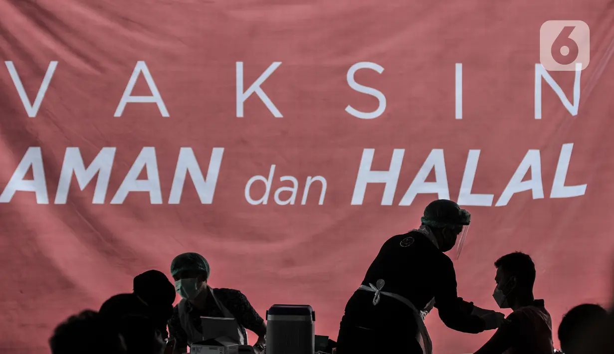 Warga menjalani vaksinasi Covid-19 di Pelabuhan Sunda Kelapa, Jakarta, Kamis (10/6/2021). Program vaksinasi massal disambut antusias oleh warga hingga menyebabkan antrean membeludak. (merdeka.com/Iqbal S. Nugroho)
