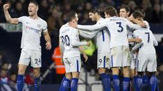 Para pemain Chelsea merayakan gol yang dicetak Eden Hazard ke gawang West Bromwich pada laga Premier League di Stadion The Hawthorns, West Bromwich, Sabtu (18/11/2017). West Bromwich kalah 0-4 dari Chelsea. (AFP/Roland Harrison)