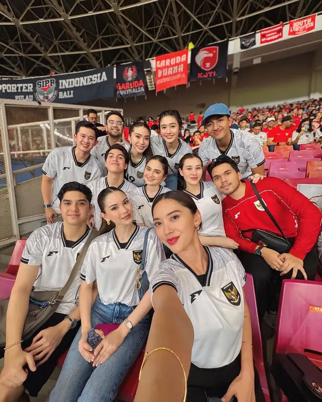 8 Potret artis nonton Timnas Indonesia Vs Bahrain di GBK, Fuji pamer kedekatan dengan Verrell Bramasta