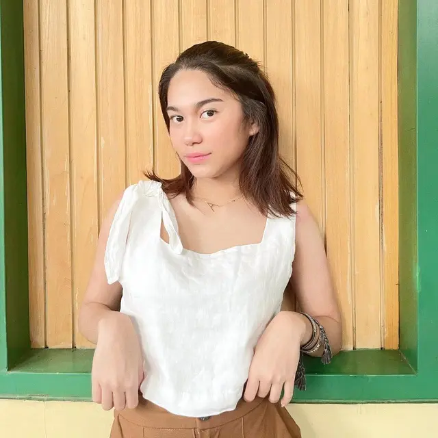Dikira Netizen Pemberian Arhan, Ini 6 Potret Azizah Salsha Pakai Kalung Inisial A