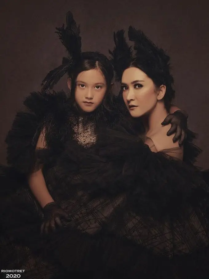[Fimela] 7 Potret Cantik Nafa Urbach dan Sang Buah Hati, Mikhaela