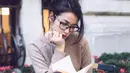 Sambil mengenakan kacamata, Velove Vexia tampak terlihat sangat fokus dalam membaca buku. Ia seperti tenggelam dalam bacaan yang ia baca. Fokusnya Velove Vexia ini berhasil menyita perhatian publik. (Liputan6.com/IG/@vaelovexia)