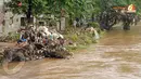 Tanpa menghiraukan bau yang mulai keluar dari tumpukan sampah beberapa warga justru terlihat asyik memancing di tepian sungai Ciliwung (Liputan6.com/Helmi Fithriansyah)
