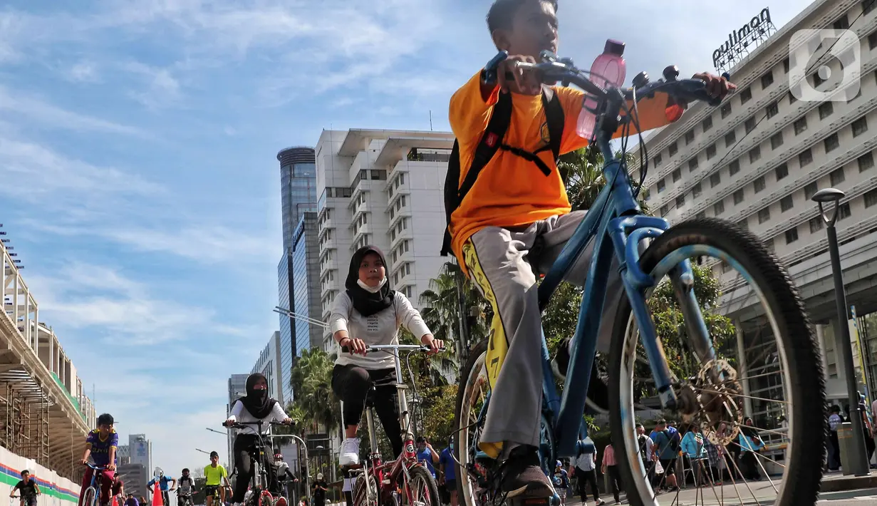 Warga bersepeda saat Car Free Day di Kawasan Bundaran HI, Jakarta, Minggu (4/9/2022). Pemerintah Provinsi DKI Jakarta akan memiliki jalur sepeda hingga 309,5 kilometer. (Liputan6.com/Angga Yuniar)