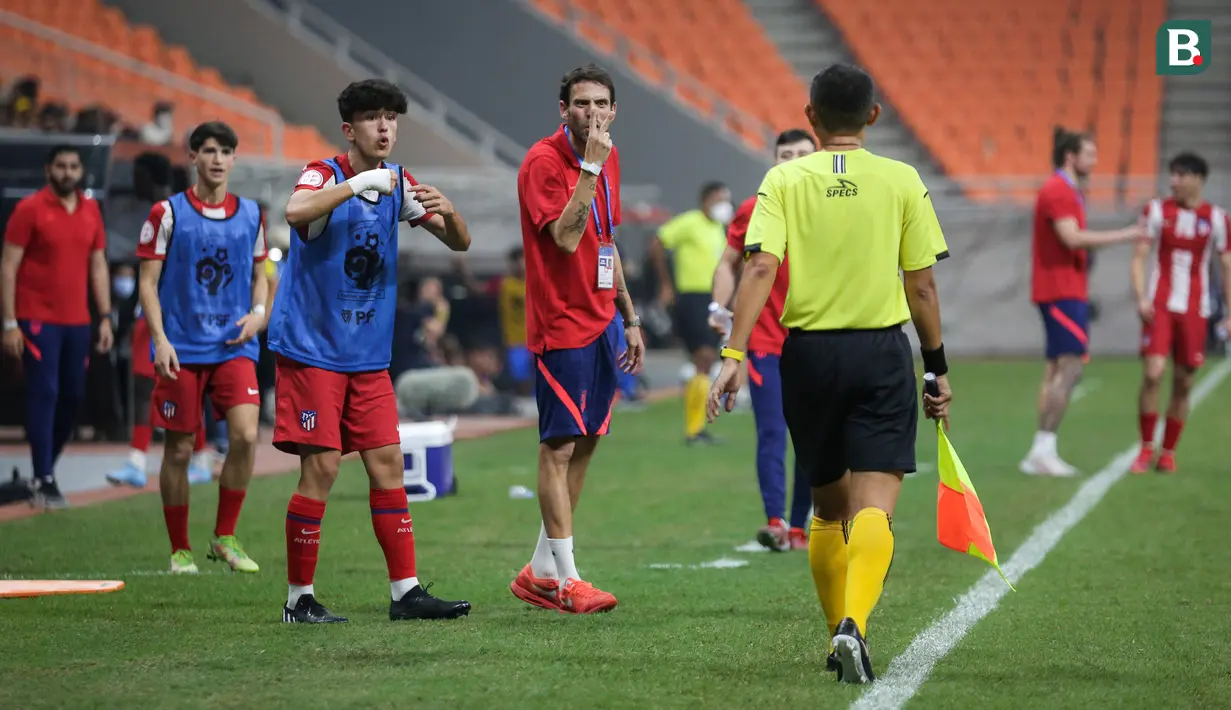 Pelatih kepala Atletico Madrid U-18, Daniel Perez (tengah) dan Jacobo De Oro Lorenzo melakukan protes terhadap wasit saat laga International Youth Championship 2021 melawan Barcelona U-18 di Jakarta International Stadium, Jakarta, Jumat (15/04/2022). (Bola.com/Bagaskara Lazuardi)