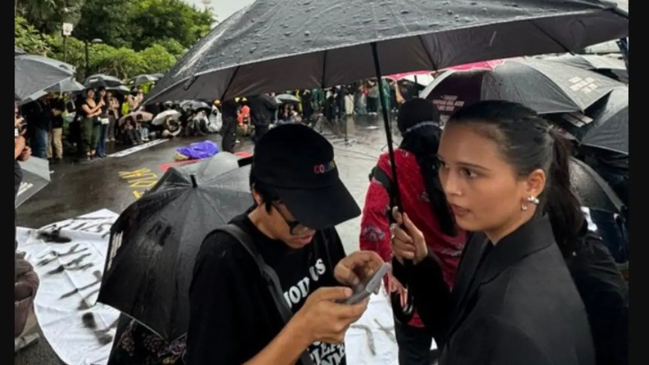 Viral Aksi Lutesha Rela Basah Kuyup Ikut Aksi Tolak RUU TNI Sebelum ke Acara Formal