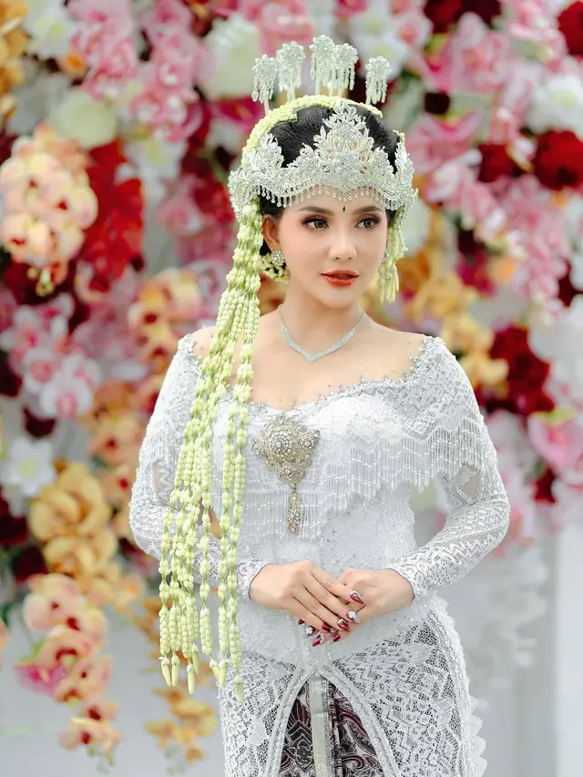 Lala Widy Gaun Pengantin Adat Sunda