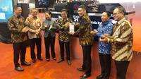 PT Garuda Indonesia (Persero) Tbk melakukan pencatatan perdana produk Kontrak Investasi Kolektif Efek Beragun Aset (KIK EBA) GIAA01 di Bursa Efek Indonesia (BEI) pada Selasa (31/07/2018).