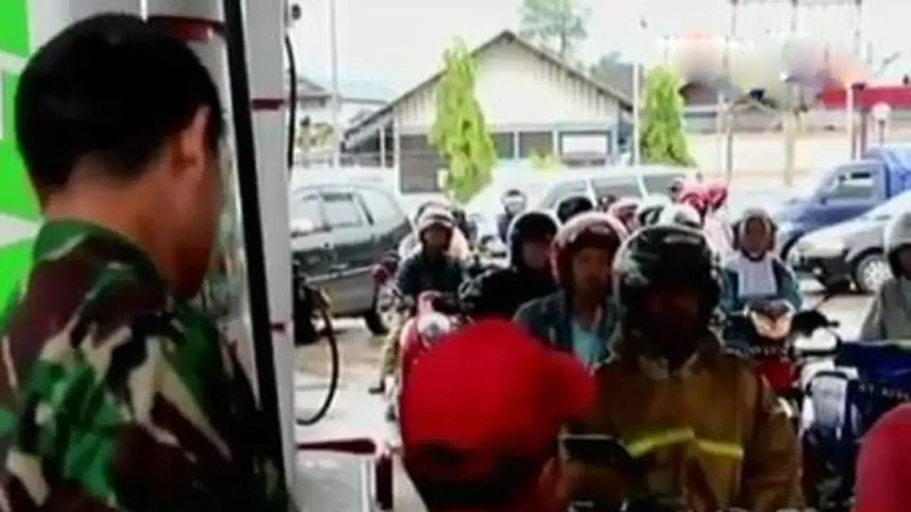Minim Pasokan BBM, Puluhan Kendaraan Antre di SPBU
