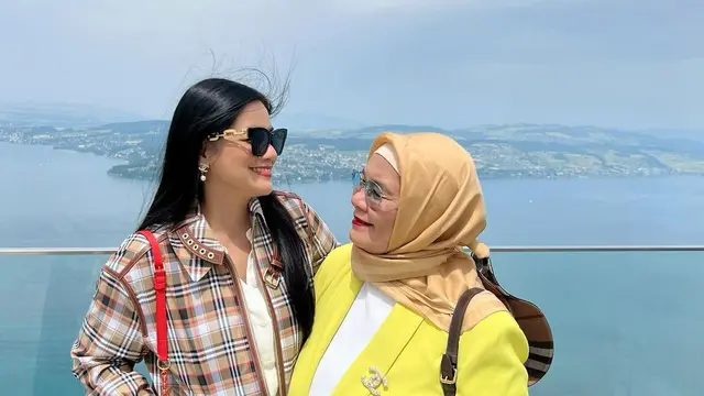 7 Potret Liburan Titi Kamal dan Ibunda di Luar Negeri, Penuh Bahagia