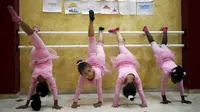 Anak-anak Palestina ambil bagian dalam sebuah kelas balet yang diselenggarakan oleh Al-Qattan Center for Children, di kota Gaza, Palestina, (25/11/2015). (Reuters/Suhaib Salem).