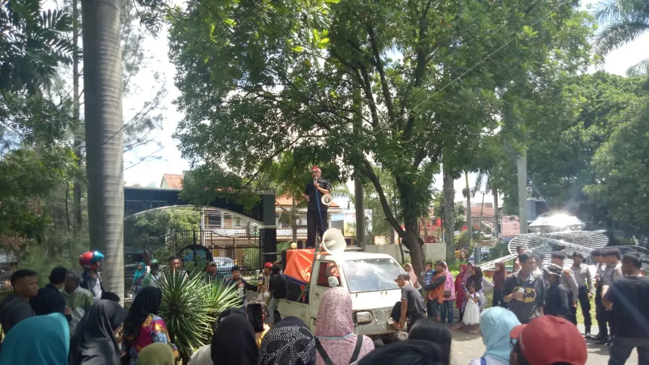 Ratusan warga terdampak reaktivasi rel kereta api melakukan audiensi dengan Bupati Garut