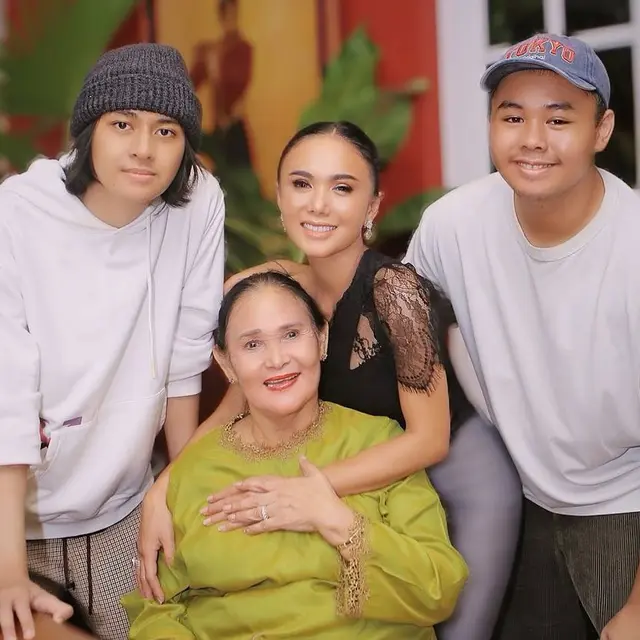 [Fimela] Yuni Shara dan anaknya