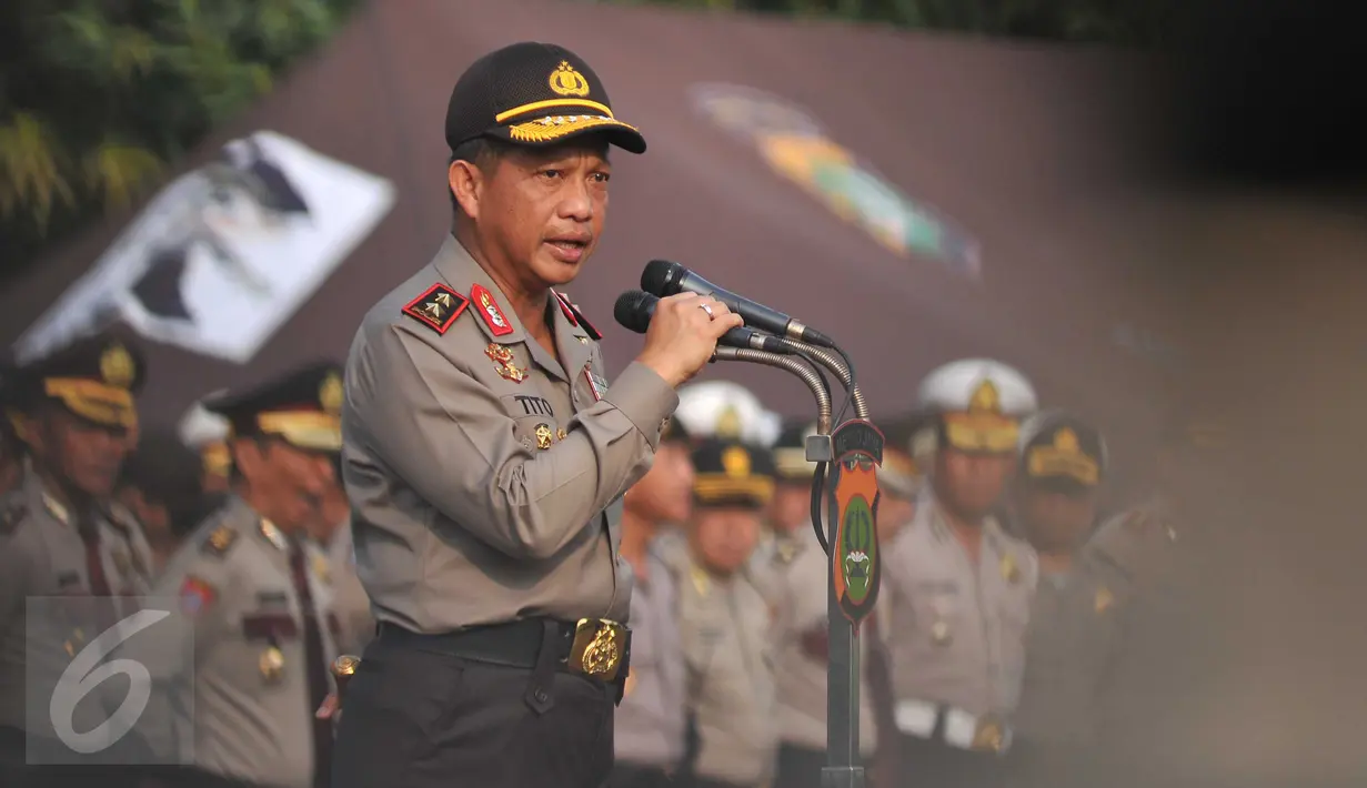 Kapolda Metro Jaya Irjen Pol M Tito Karnavian memimpin apel siaga banjir di lapangan Direktorat Lalu Lintas Polda Metro Jaya, Jakarta, Jumat (27/11). Apel dihadiri personel dari Polda Metro Jaya, Satpol PP DKI, BNPN dan TNI. (Liputan6.com/Gempur M Surya)