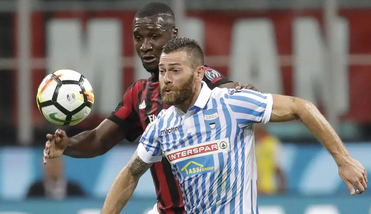 Bek AC Milan, Cristian Zapata, berebut bola dengan striker SPAL, Mirco Antenucci, pada laga Serie A Italia di Stadion San Siro, Rabu (20/9/2017). AC Milan menang 2-0 atas SPAL. (AP/Antonio Calanni)