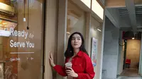 Bagi Febby Rastanty, mengenakan pakaian dengan unsur warna merah saat Imlek adalah suatu keharusan. (Foto: Istimewa)