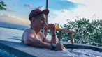 Aktor kelahiran 9 Februari 1988 ini memang kerap kali menikmati liburan di pantai. Seperti foto ini yang memperlihatkan Ajun tengah berendam sambil menikmati segelas minuman. Dengan background disekelilingnya laut, membuat Ajun begitu menikmati liburannya. (Liputan6.com/IG/@ajunperwira)