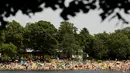 Orang-orang menikmati hari musim panas di danau Orankesee di Berlin, Jerman, Minggu (19/6/2022). Orang-orang berbondong-bondong ke taman dan kolam renang di seluruh Eropa Barat untuk sedikit mendinginkan tubuh mereka dari gelombang panas awal. (AP Photo/Markus Schreiber)