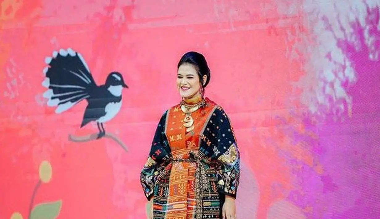 Mengenakan busana dari wastra tanah air, Kahiyang begitu memesona dengan wajah tirus dan body goalsnya. Dengan gaya rambut sasak rapi. [@ayanggkahiyang]