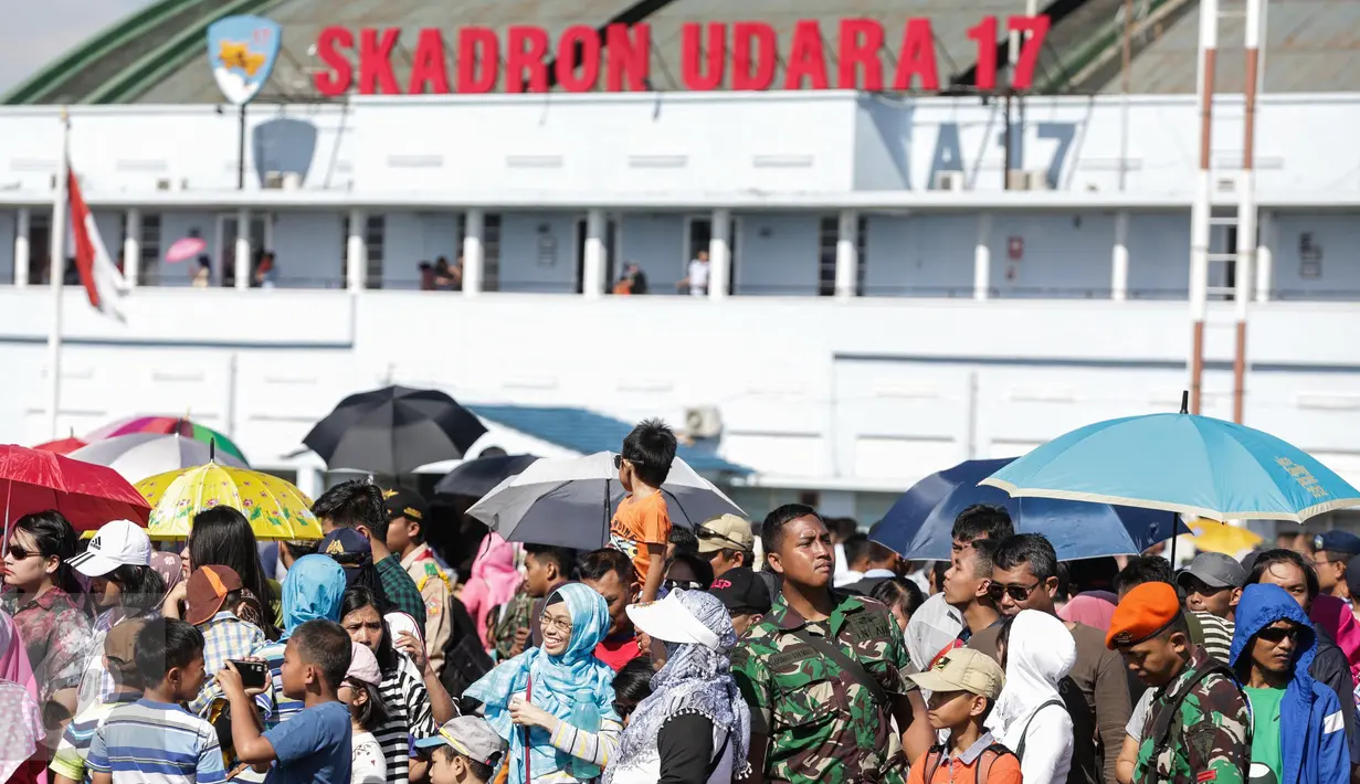 Antusias masyarakat menyaksikan atraksi dalam Hut TNI-AU ke-71 di di Taxi Way Skuadron Udara Bandara Halim Perdanakusuma, Jakarta, Minggu (9/4). Acara dimulai dengan upacara dan dilanjutkan rangkaian pertunjukan. (Liputan6.com/Faizal Fanani)