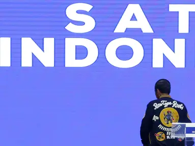 Calon Presiden petahana Joko Widodo kenakan jaket bomber Raw Type Riot (R.T.R) pada acara Festival Satu Indonesia di Istora Senayan, Jakarta, Minggu (10/3). Acara yang dihadiri kaum millenial mengajak pemilih untuk tidak golput. (Liputan6.com/Johan Tallo)