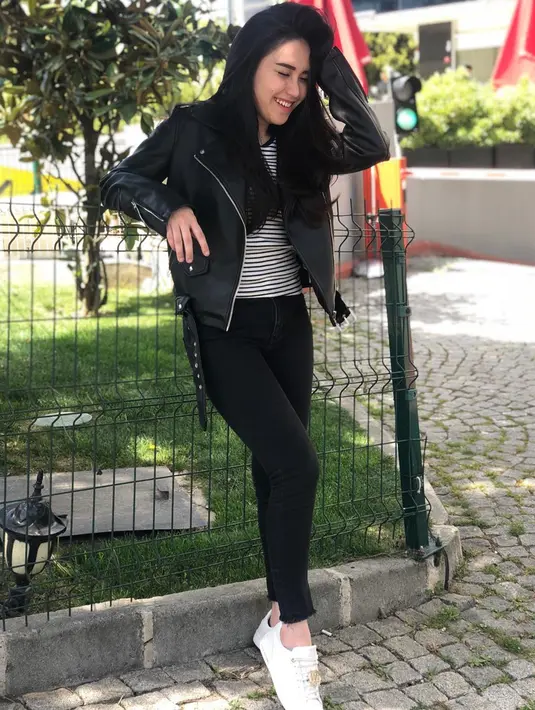 Terlihat seperti anak muda, ibunda dari Bilqis ini kerap tampil modis seperti anak muda. Ayu Ting Ting tampil dengan kaos bergaris. Dibalut dengan jaket kulit, dirinya tampak tampil simpel dan juga modis. (Liputan6.com/IG/ayutingting92)