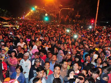 Suasana saat sejumlah warga memadati kawasan Darmo, Surabaya, Jatim, Rabu (31/12/2014). (Liputan6.com/Johan Tallo)