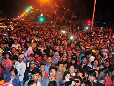 Suasana saat sejumlah warga memadati kawasan Darmo, Surabaya, Jatim, Rabu (31/12/2014). (Liputan6.com/Johan Tallo)