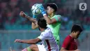 Penjaga gawang Timnas Indonesia U-23, Nadeo Arga Winata (tengah) berebut bola  dengan pemain Iran U-23 saat laga persahabatan di Stadion Pakansari, Kab Bogor, Sabtu (16/11/2019). Laga ini uji coba terakhir jelang Sea Games Filipina 2019, Indonesia U-23 unggul 2-1. (Liputan6.com/Helmi Fithriansyah)