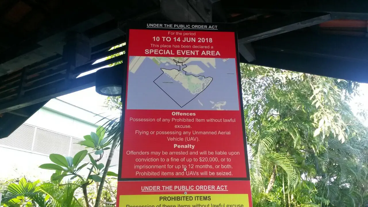 Spanduk imbauan yang menunjukkan Pulau Sentosa sebagai Special Event Area selama KTT Korea Utara-AS di Hotel Capella (11/6/2018). (Rizki Akbar Hasan/Liputan6.com)