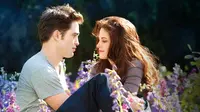 Film Twillight yang mengisahkan vampir atau drakula ''vegetarian'' (Edward Cullen) jatuh cinta dengan manusia biasa (Bella Swan) berhasil menyedot jutaan penonton seluruh dunia karena kesuksesannya. (breakingdownmovie.com/wwn)