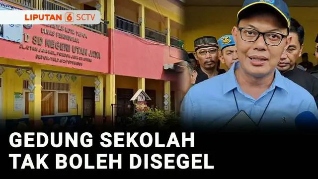 Petugas gabungan membongkar gembok segel yang terpasang di gerbang SD Negeri Utan Jaya, Depok, Jawa Barat. Gerbang sekolah disegel buntut dari sengketa lahan antara Pemkot Depok dengan pihak yang mengaku sebagai ahli waris.