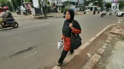 Pejalan kaki berjalan di trotoar kawasan Kemang, Jakarta, Kamis (21/2). Trotoar di Kemang, Jakarta Selatan akan dibangun lebih lebar sehingga ramah pejalan kaki.  (Liputan6.com/Herman Zakharia)
